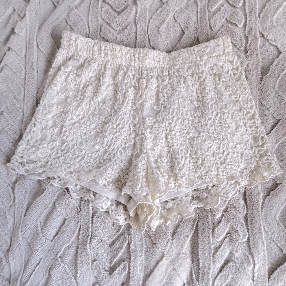 Chic Cream Lace Shorts - Picture 2 of 4